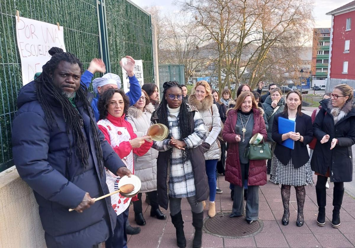 Protesta de padres y docentes, este viernes, a las puertas de la escuela de 0 a 3 de Jardín de Cantos de Avilés.