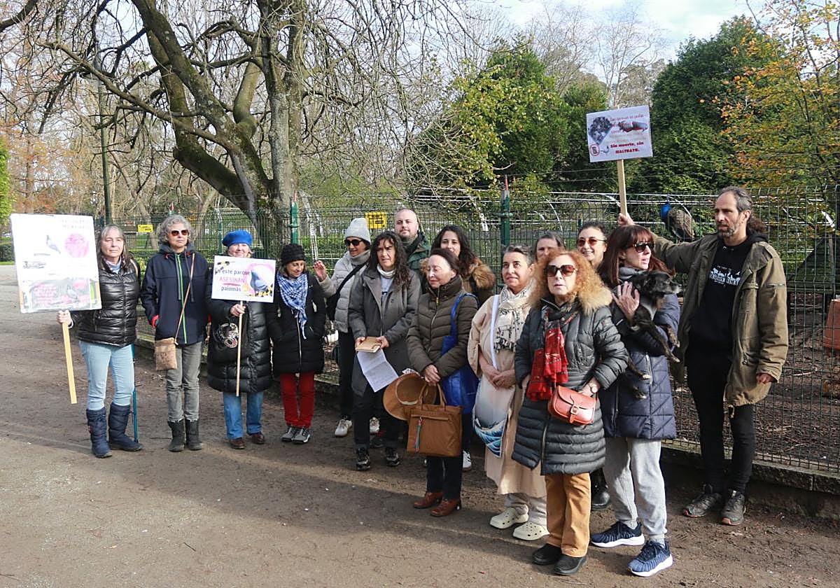 Participantes en la concentración celebrada en el parque de Isabel la Católica.