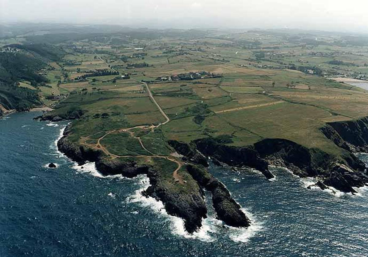 Vista aérea de la playa de Moniello, en Gozón, donde el hombre pedía auxilio desde el agua.