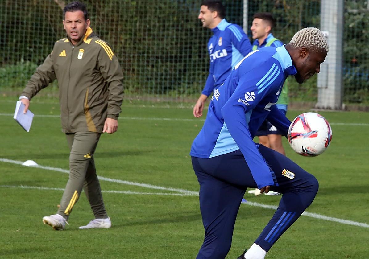 El entrenador del Real Oviedo, Javi Calleja, observa a Sibo durante el entrenamiento.