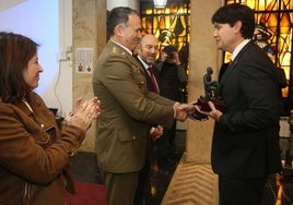 El coronel de la Delegación de Defensa en Asturias, Juan Luis González, entrega el premio General Elorza al consejero de Ciencia, Borja Sánchez, ante la mirada de Adriana Lastra, delegada del Gobierno en el Principado, y Juan Cofiño, presidente de la Junta General..