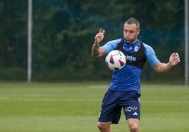 Santi Cazorla, en un entrenamiento del Real Oviedo.