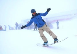 Un snowboarder en la estación de Valgrande-Pajares.