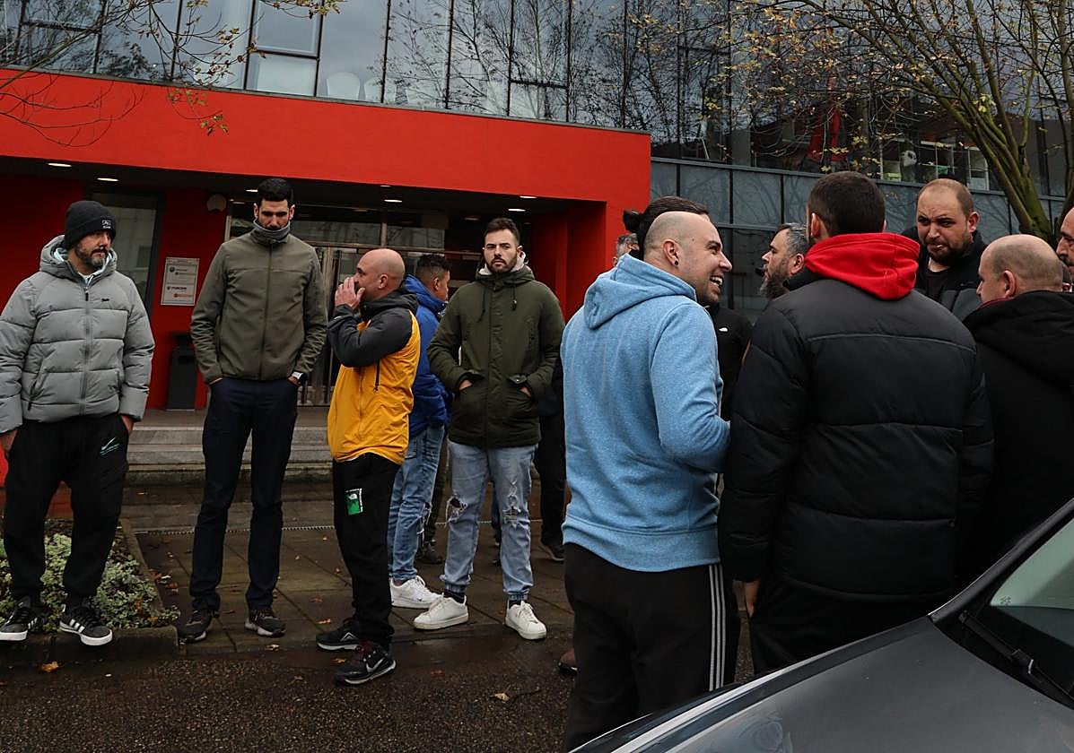 El pasado miércoles, los trabajadores se concentraron ante las oficinas de Windar en Avilés.