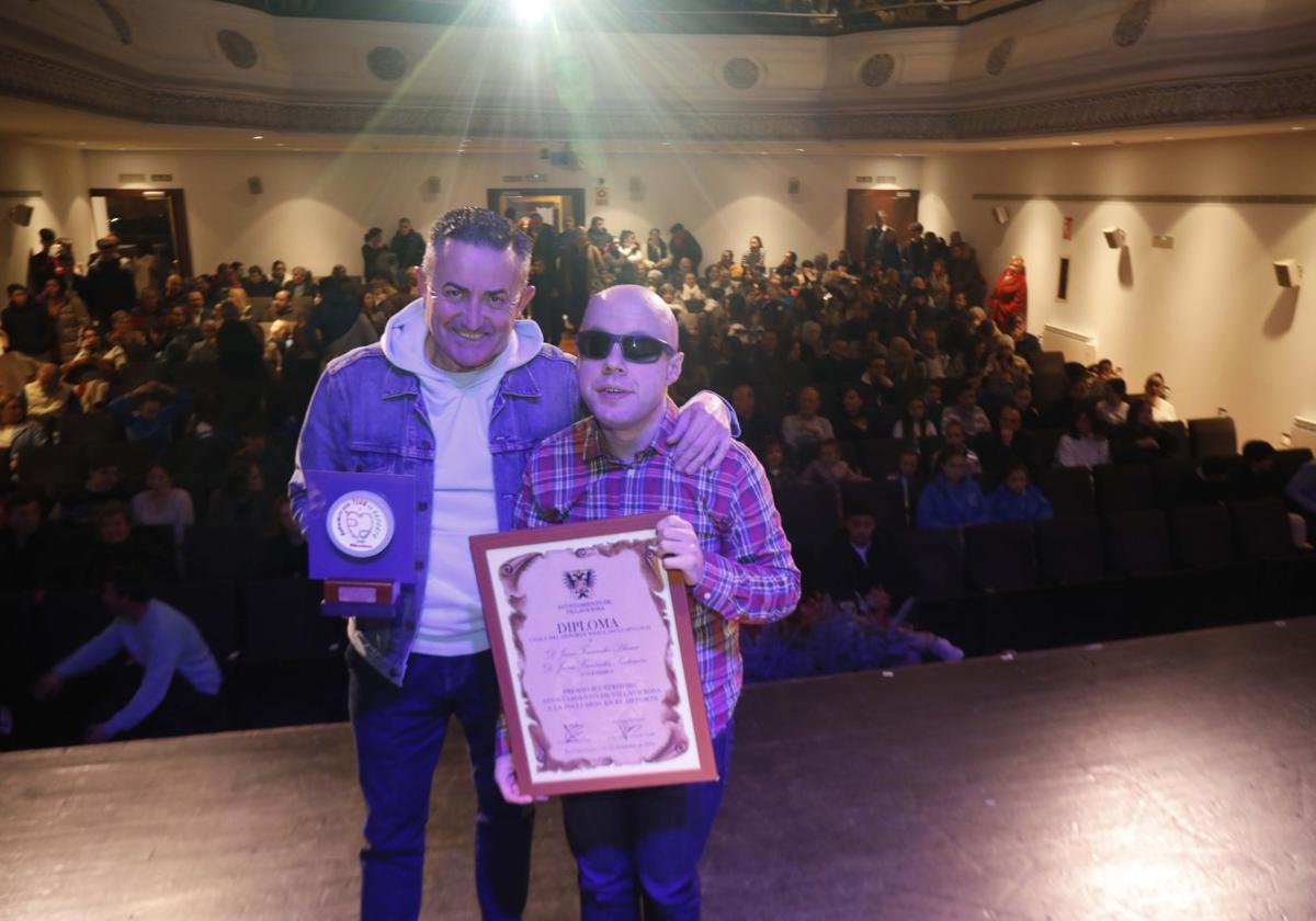 Javier Santoveña y Juan Fernández, en el Teatro Riera de Villaviciosa, donde se premió su trayectoria.