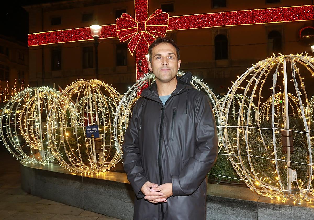 Germán Vizcaíno posa delante del lazo rojo de la fachada del Antiguo Instituto, una de las principales atracciones de este año.
