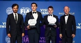 Adrián Pérez, el segundo por la derecha, con su trofeo.