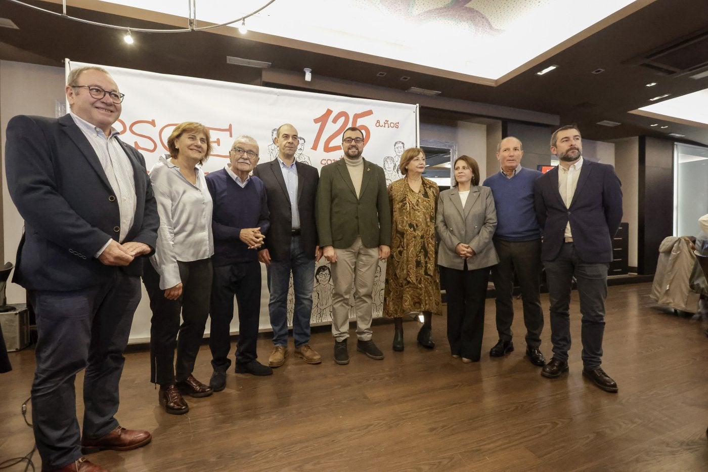 Santiago Rodríguez Vega, Pilar Varela, Santiago Álvarez, Luis Ramón Fernández Huerga, Adrián Barbón, Mariví Monteserín; Adriana Lastra, Álvaro Álvarez y Manuel Campa .