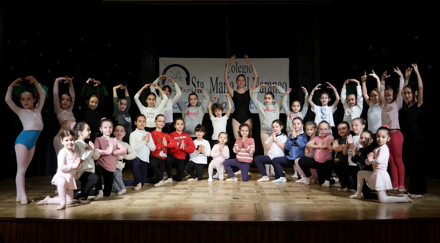 Foto de familia tras el ensayo en el escenario del colegio San María del Naranco.