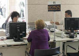 Una mujer realiza una consulta en una oficina del Instituto Nacional de la Seguridad Social (INSS).