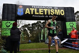 El atleta David Alfonso cruza la meta en uno de sus tres triunfos.
