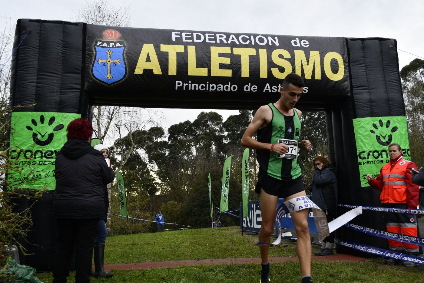 El atleta David Alfonso cruza la meta en uno de sus tres triunfos.