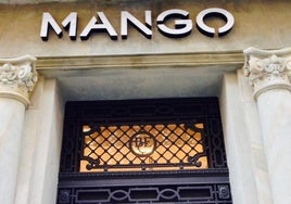 La tienda de Mango en la calle Corrida de Gijón.