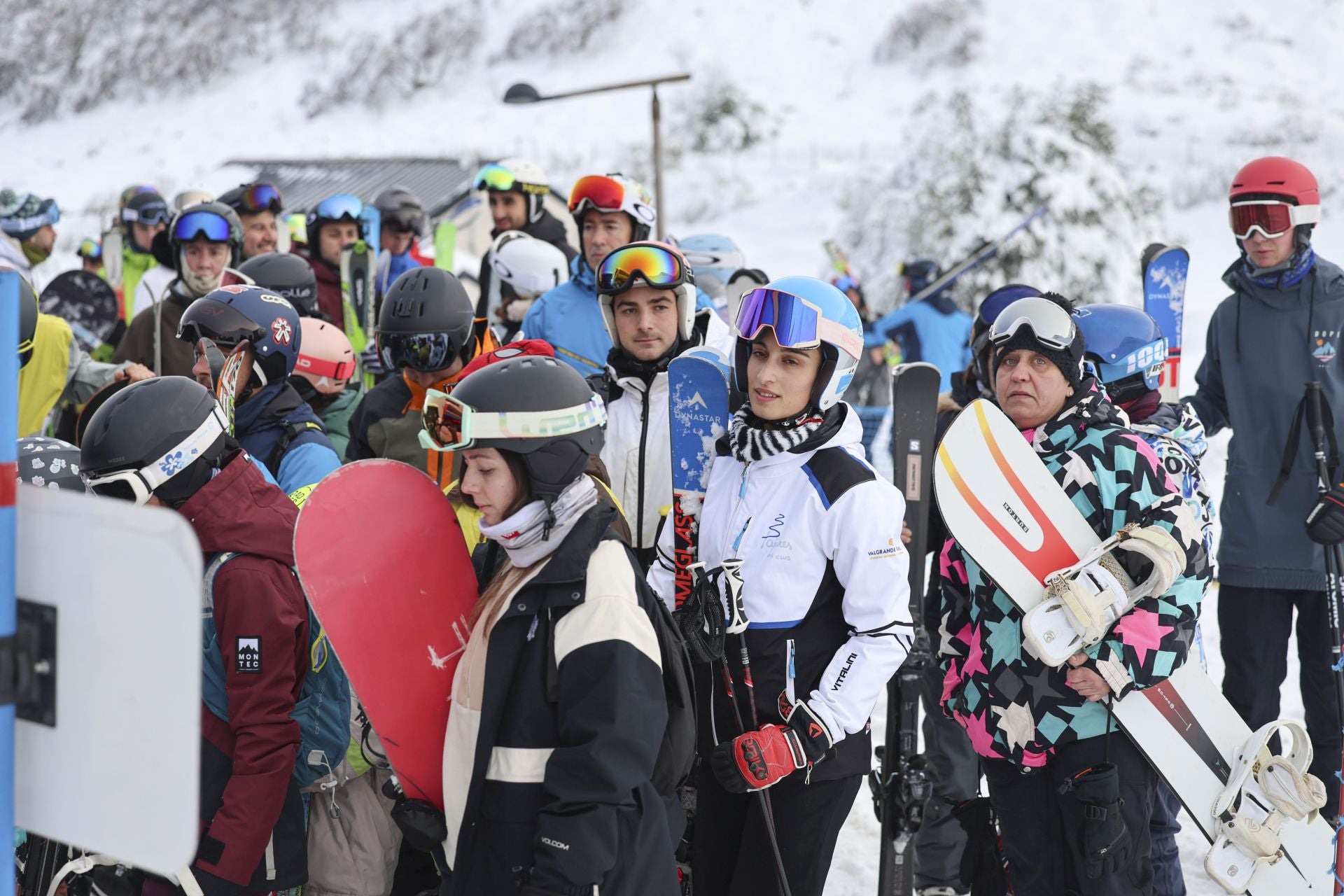 Llenazo en el primer fin de semana de esquí en Asturias