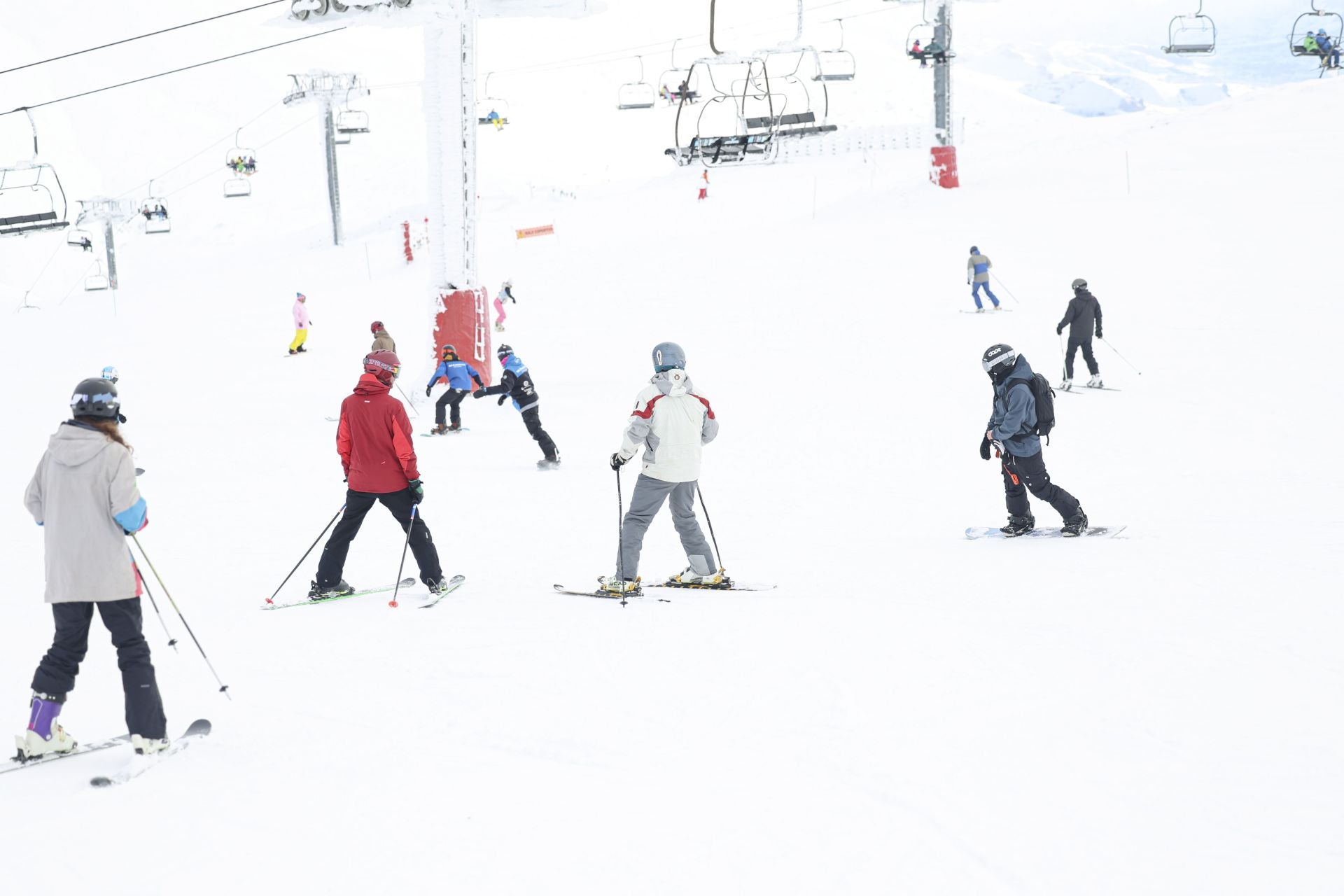 Llenazo en el primer fin de semana de esquí en Asturias