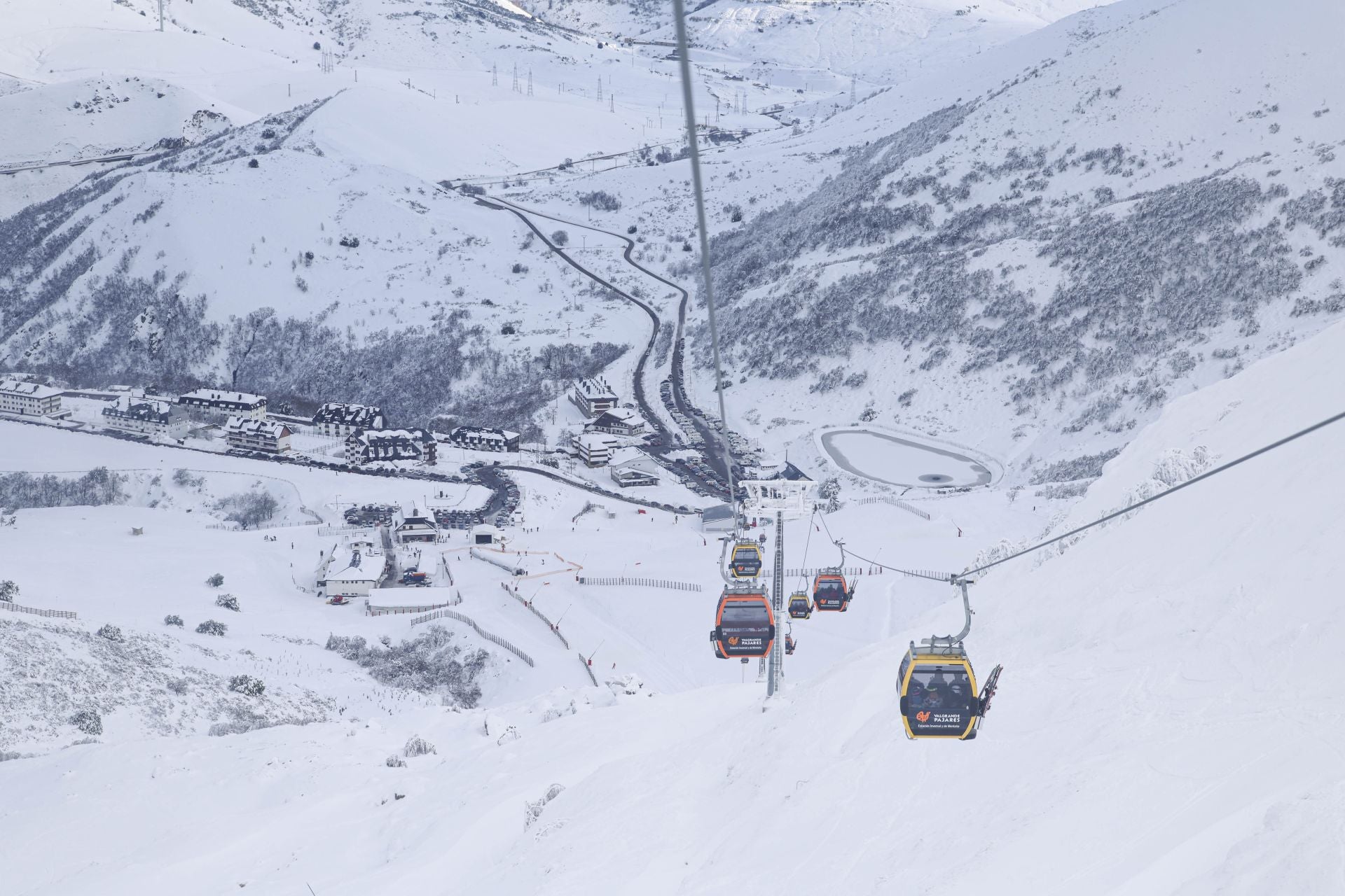 Llenazo en el primer fin de semana de esquí en Asturias