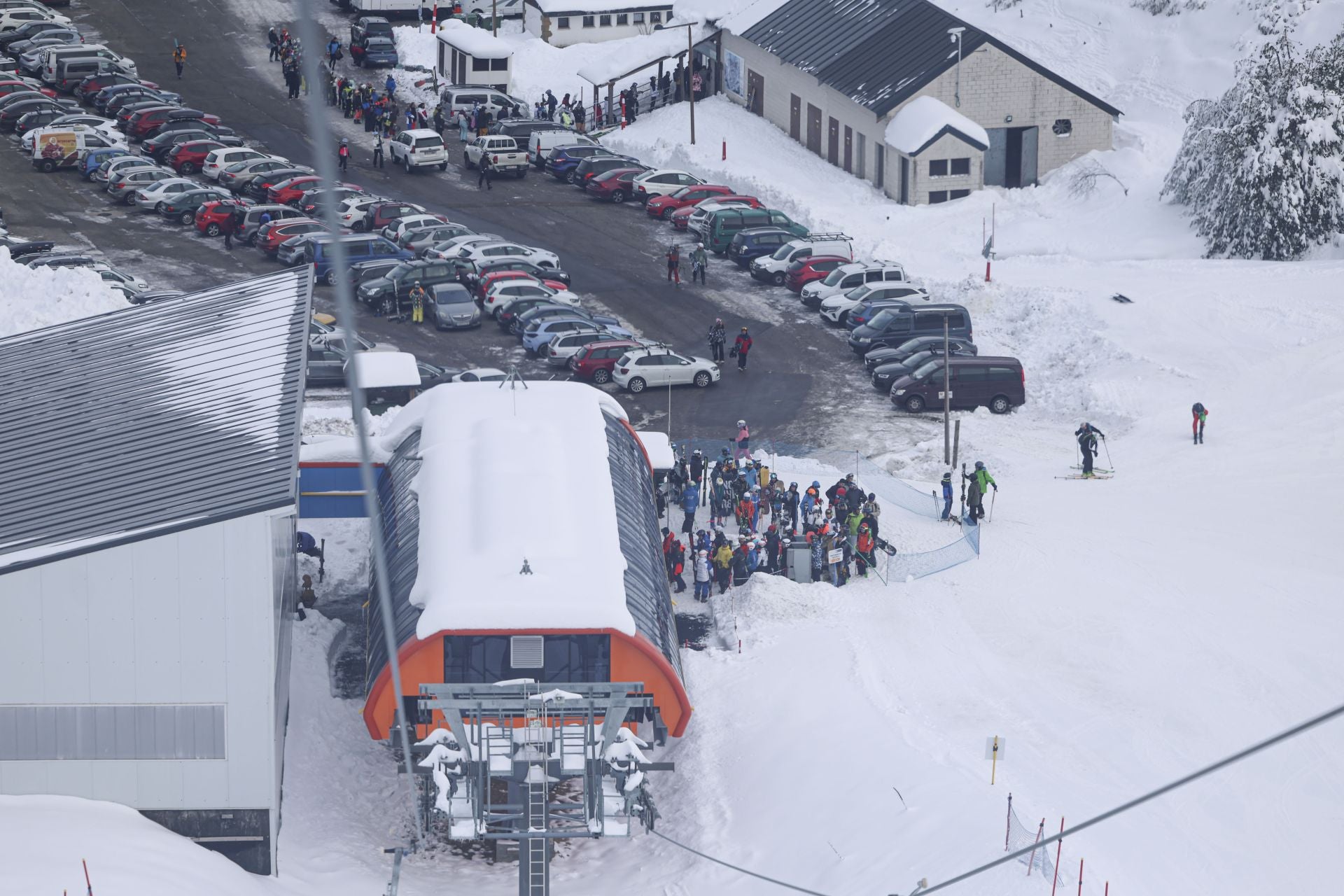 Llenazo en el primer fin de semana de esquí en Asturias