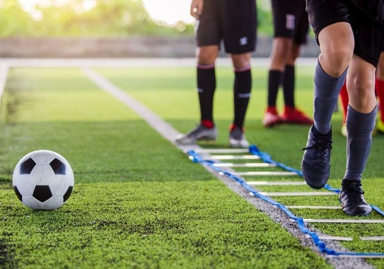 Trifulca entre aficionados y jugadores en un partido de fútbol de cadetes en Gijón