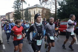 Corredores en el Villacabra Trail, a su salida del plaza del Ayuntamiento de Villaviciosa.