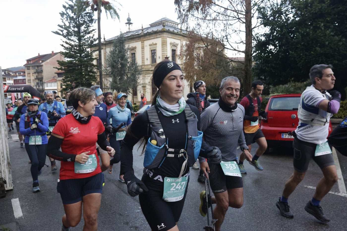 Corredores en el Villacabra Trail, a su salida del plaza del Ayuntamiento de Villaviciosa.