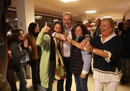 Mario Vigil celebra con su familia y equipo la victoria en las elecciones a la presidencia del Chas.