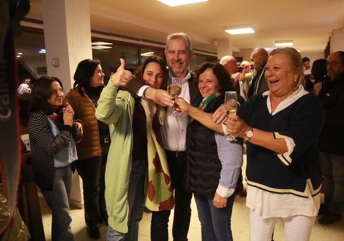 Mario Vigil celebra con su familia y equipo la victoria en las elecciones a la presidencia del Chas.