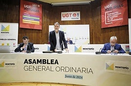 El presidente del Montepío de la Minería, Armando Fernández Natal (centro), en la asamblea del pasado junio.