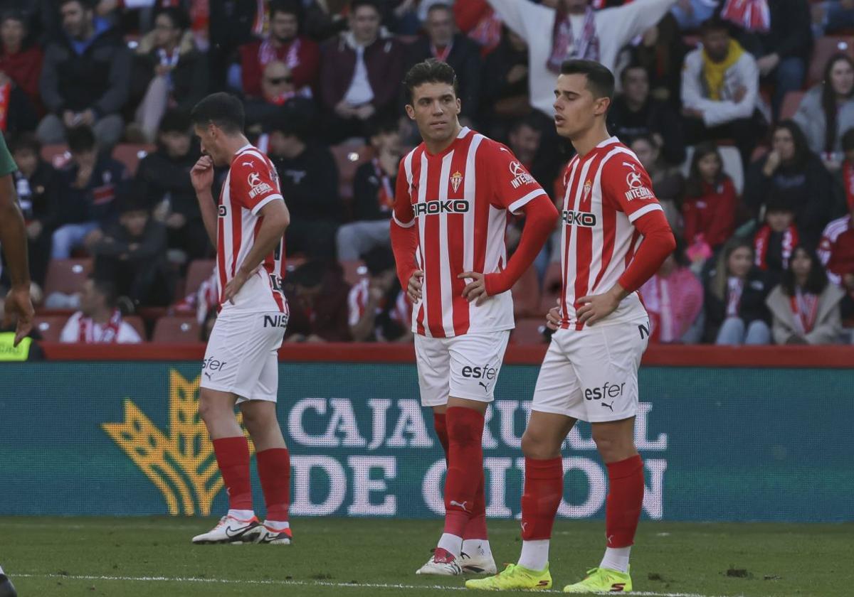 Nacho Méndez y Gaspar, tras uno de los goles del Racing de Ferrol.