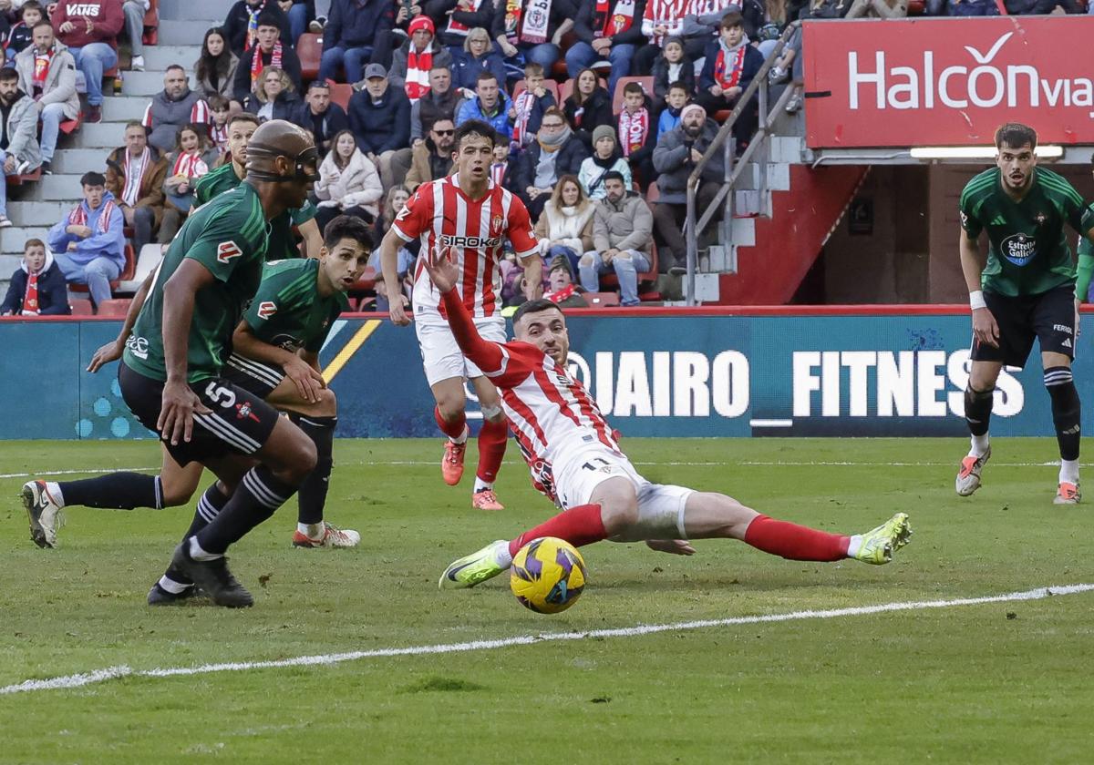 Una jugada durante el Real Sporting de Gijón - Racing de Ferrol.