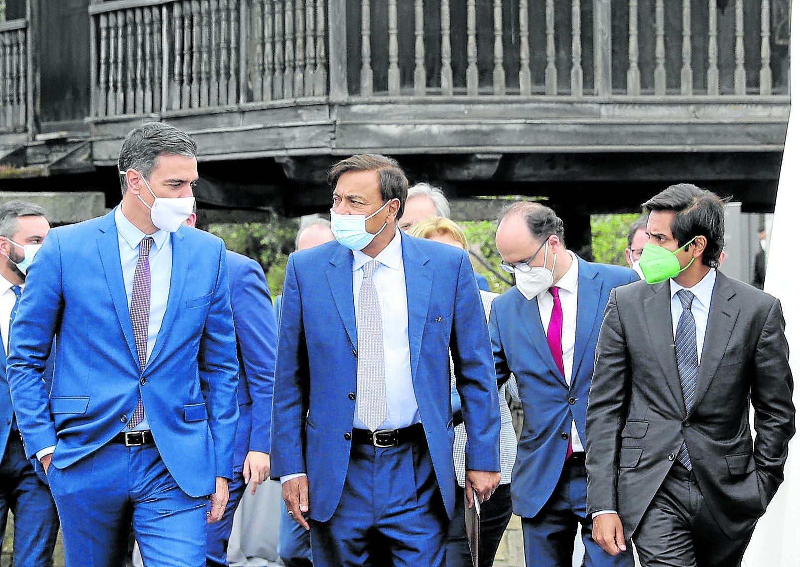 Pedro Sánchez, Lakshmi Mittal y Aditya Mittal, en la factoría de Arcelor de Gijón, en julio de 2021, cuando se anunció el plan verde.