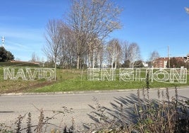 El cartel navideño de bienvenida a Gijón pierde dos letras por un accidente en la rotonda