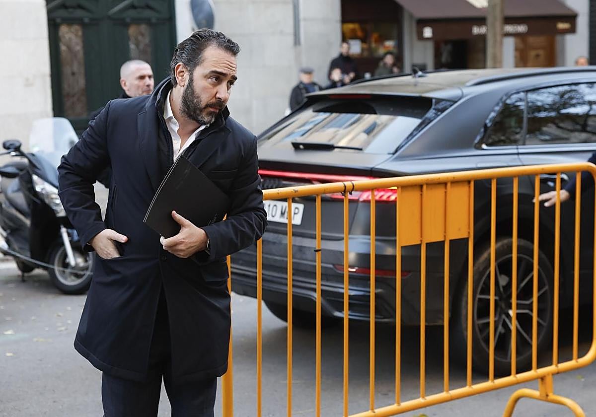 El empresario Víctor de Aldama a su llegada al Tribunal Supremo este lunes donde el juez Leopoldo Puente le interroga como investigado