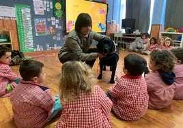 La perra Boni junto a los niños de educación infantil en la escuela de Salinas.