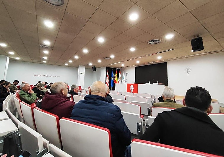 Accionistas en la junta celebrada en El Molinón, antes de su inicio.