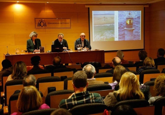 Félix González entre Mercedes de Soignie y José Manuel Díaz, autor de los textos de su libro, durante la presentación en el Aula de Cultura de LA VOZ DE AVILÉS.