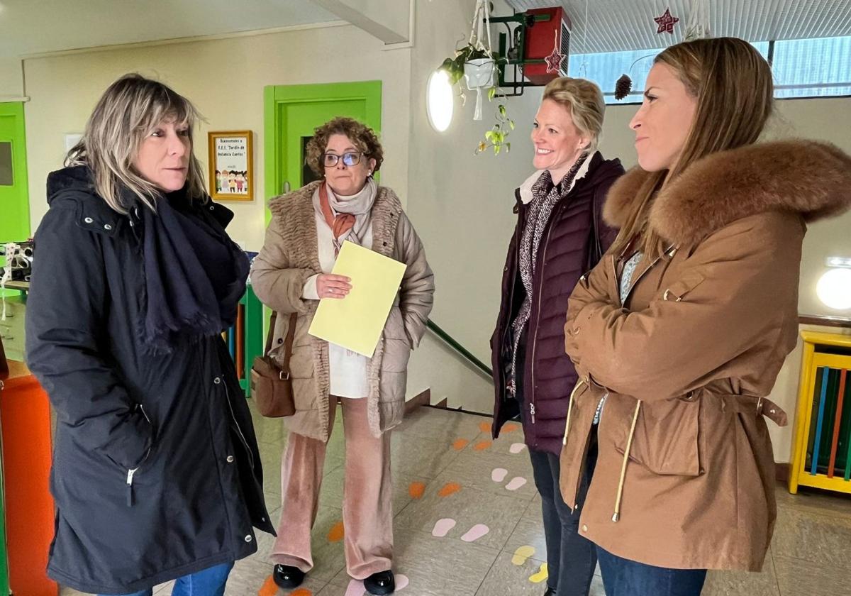 La portavoz municipal del PP de Avilés, Esther Llamazares, la portavoz de Educación, Gloria García; la presidenta del PP de Avilés, Estefanía Rodríguez; y la edil Ceila Fernández visitaron la escuela de Jardín de Cantos.