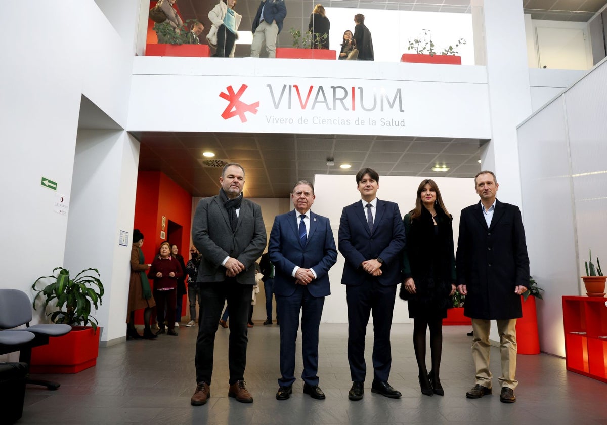 El presidente de la Cámara de Comercio de Oviedo, Carlos Paniceres; el acalde de Oviedo, Alfredo Canteli; el consejero de Ciencia, Borja Sánchez, la concejala Leticia González, y el director de la Agencia Sekuens, David González.