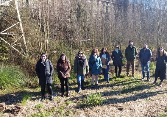 Algunos de los investigadores que participan en el proyecto, en uno de los terrenos degradados.