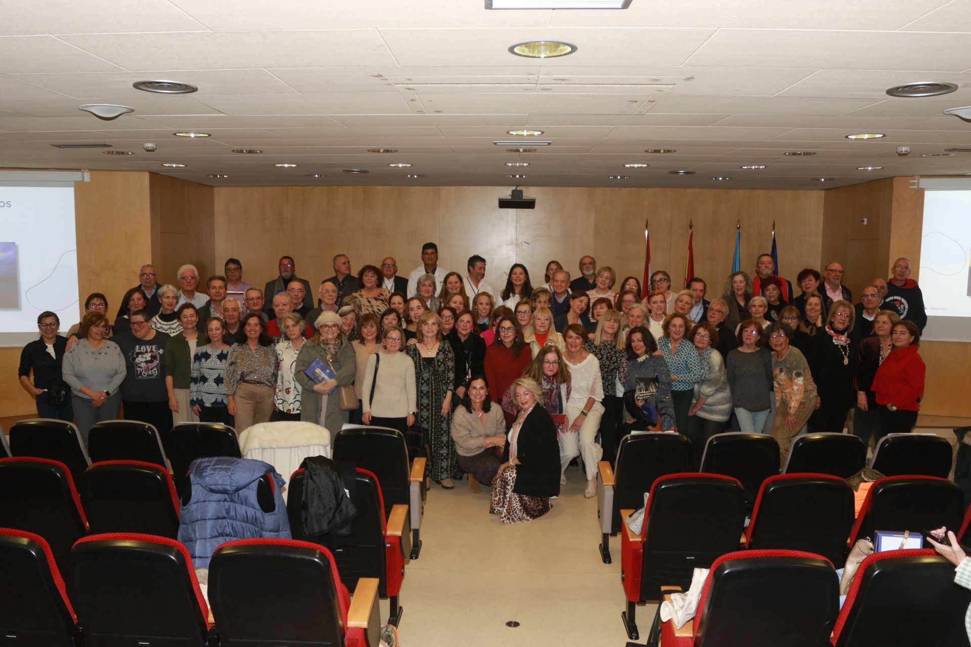 Foto de familia de los 134 profesionales de la salud del Área V jubilados este año en el acto de homenaje en el Hospital de Cabueñes