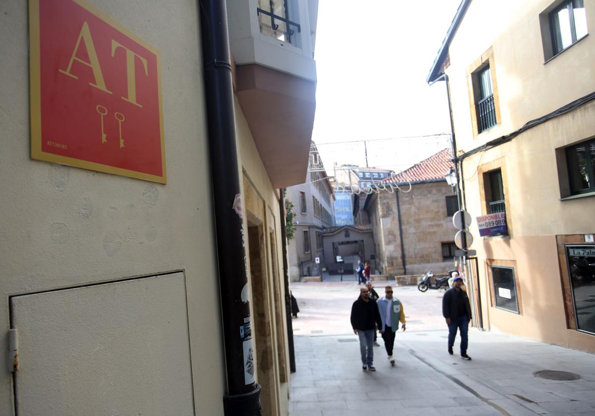 Un cartel avisa de un piso turísrico en el centro de Oviedo.