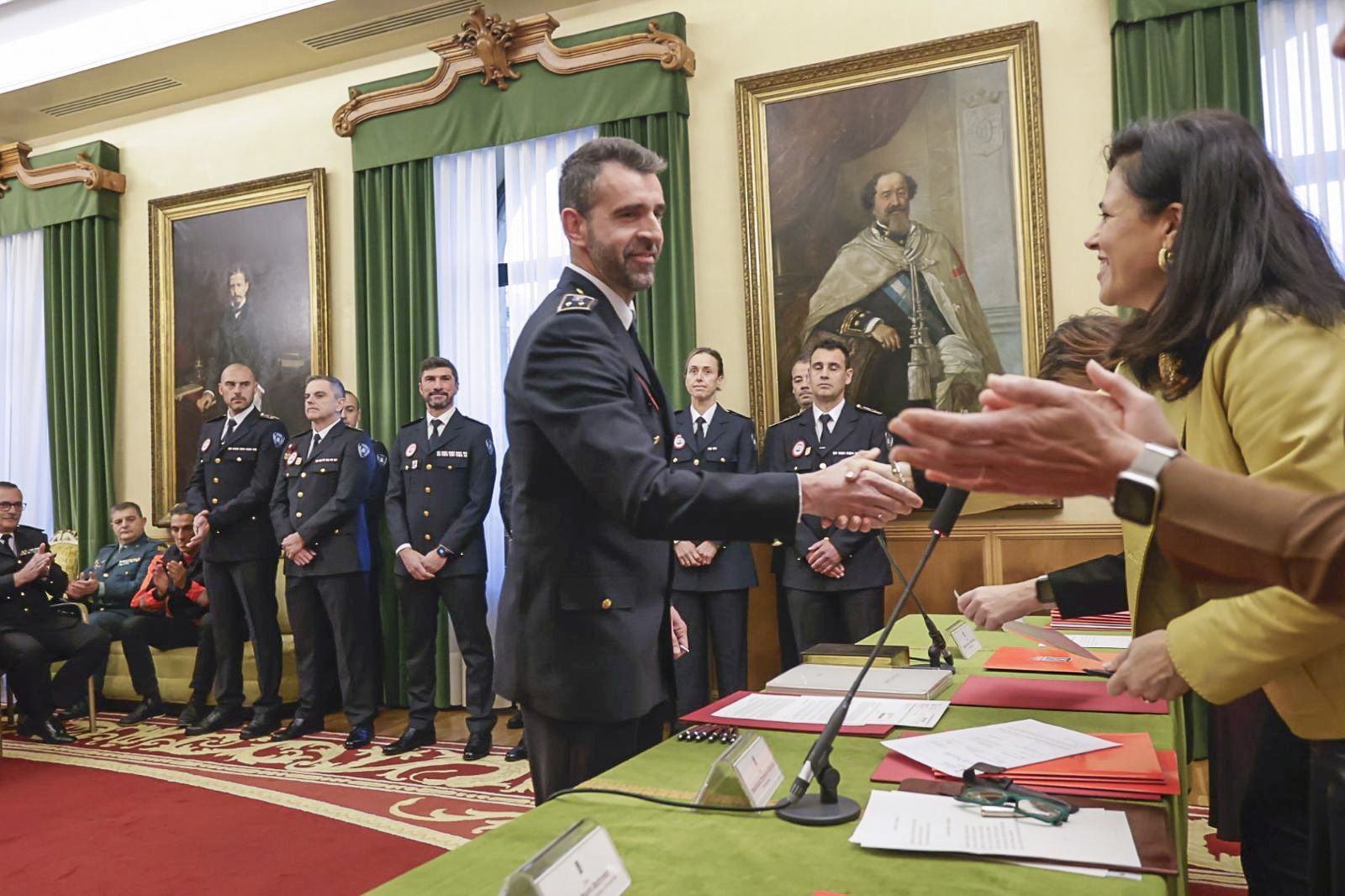 Tres inspectores y ocho subinspectores de la Policía Local que son «un orgullo para Gijón»