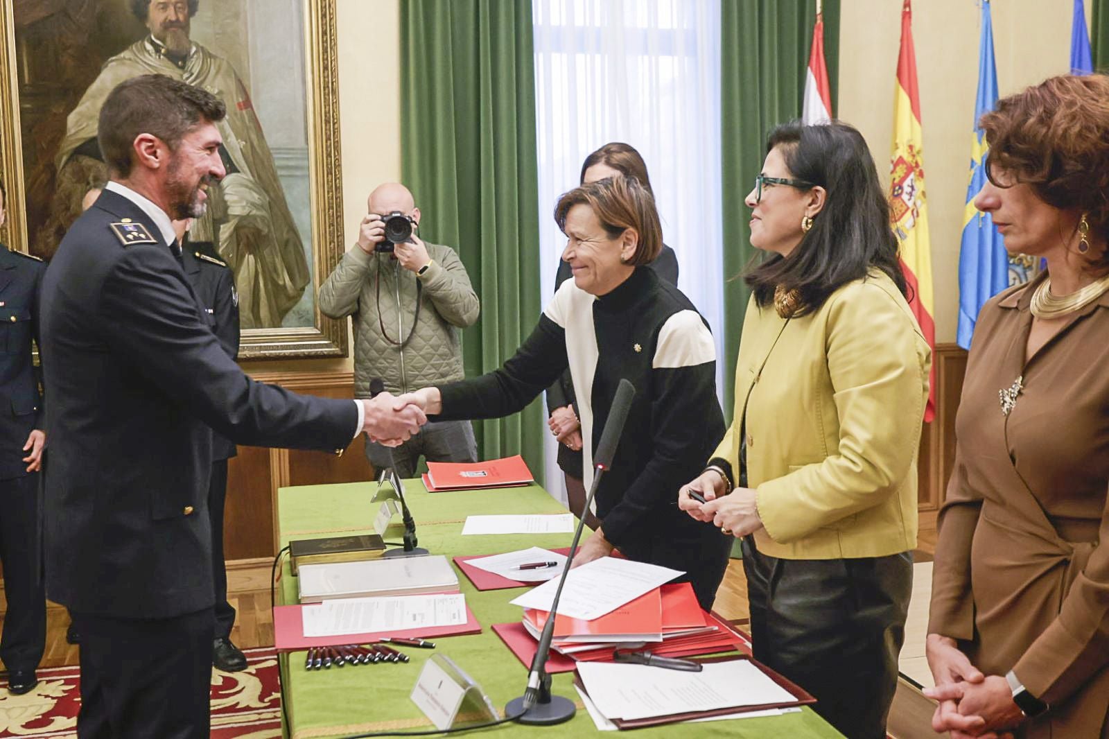 Tres inspectores y ocho subinspectores de la Policía Local que son «un orgullo para Gijón»