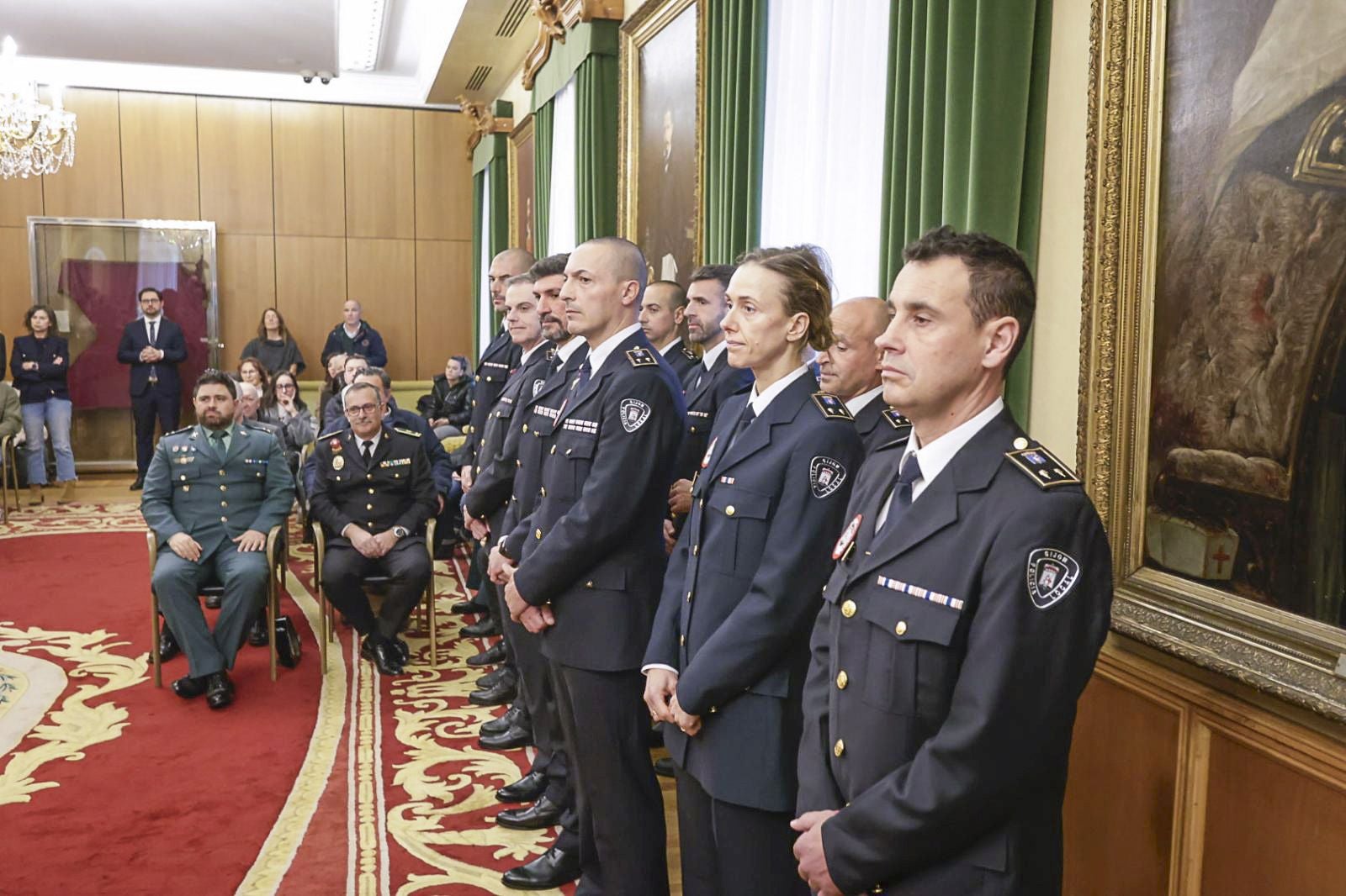 Tres inspectores y ocho subinspectores de la Policía Local que son «un orgullo para Gijón»