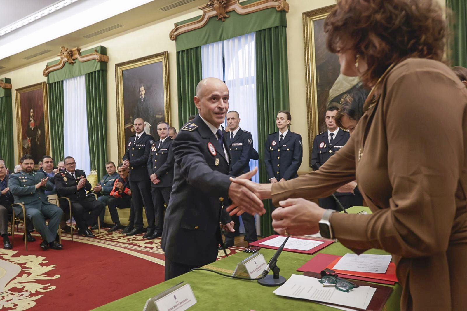 Tres inspectores y ocho subinspectores de la Policía Local que son «un orgullo para Gijón»