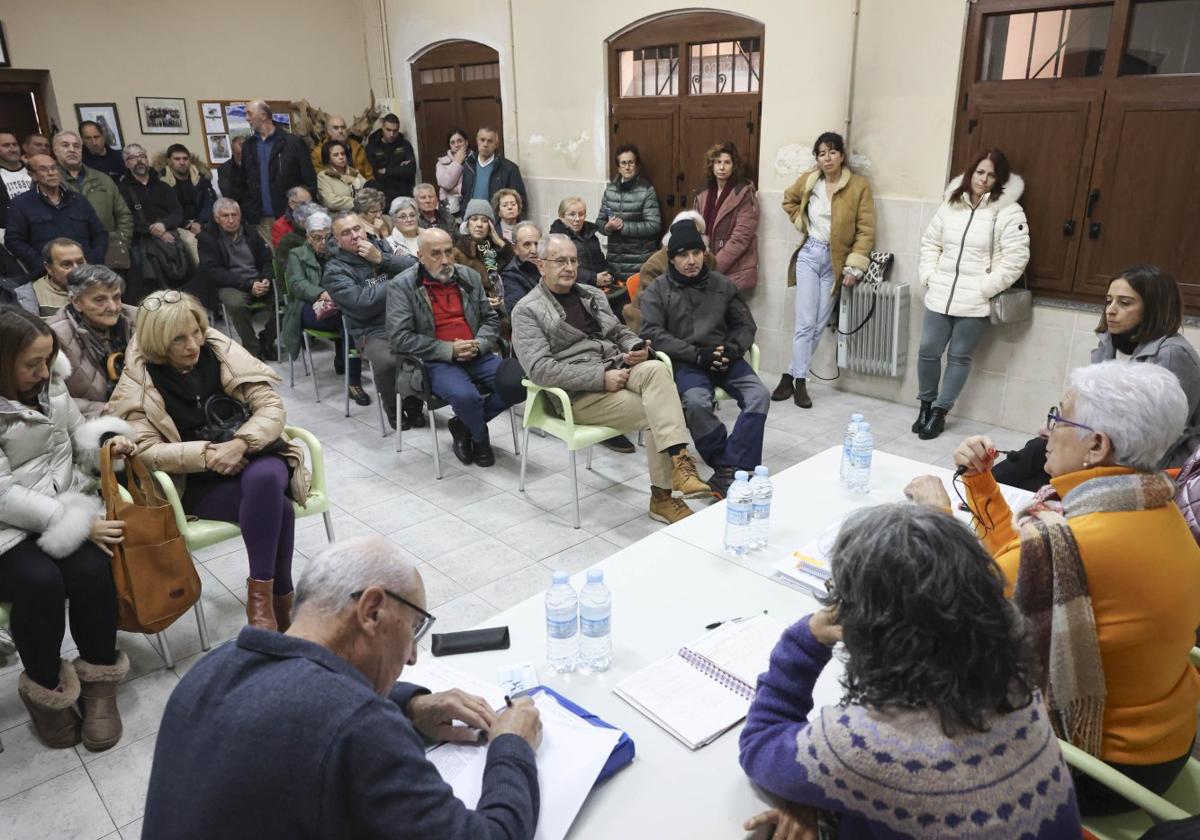 Asamblea de vecinos de la parroquia sierense de Argüelles, anoche.