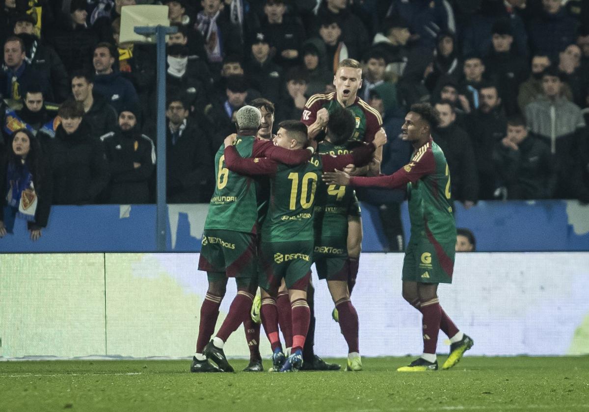 Los jugadores del Real Oviedo celebran el gol de Chaira que les daba el triunfo en La Romareda.