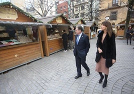 El alcalde de Oviedo, Alfredo Canteli, y la concejala Leticia González, durante su visita al mercado navideño.