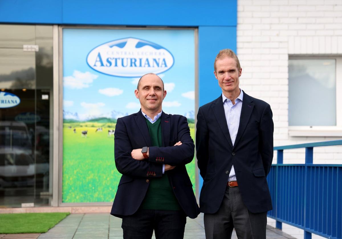 Alberto Álvarez y José Armando Tellado, en la planta de Central Lechera Asturiana en Granda.