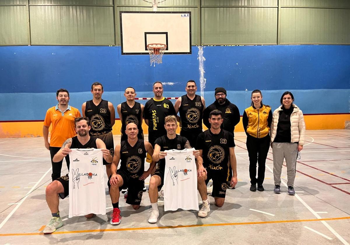 Jugadores del equipo de padres de CB Pumarin y responsables de la actividad, en el pabellón de actividades del centro penitenciario, con la camiseta con la que se obsequió a los internos.