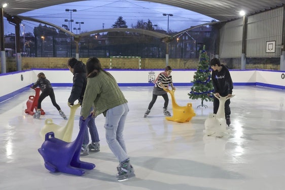 Los primeros usuarios estrenaron la pista de hielo.